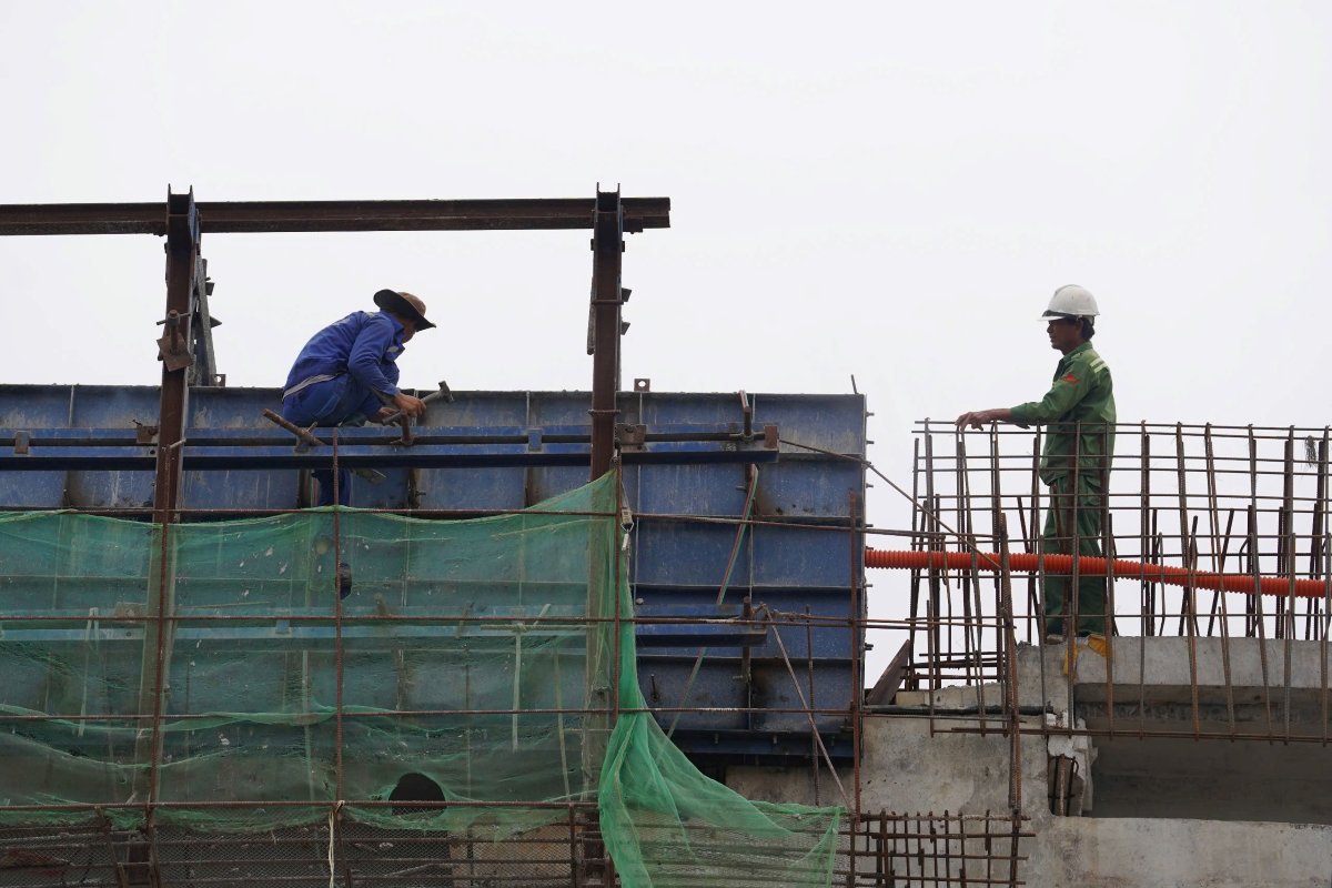 Cong nhan lam viec lien tuc de dua du an som hoan thanh. Anh: Anh Tu