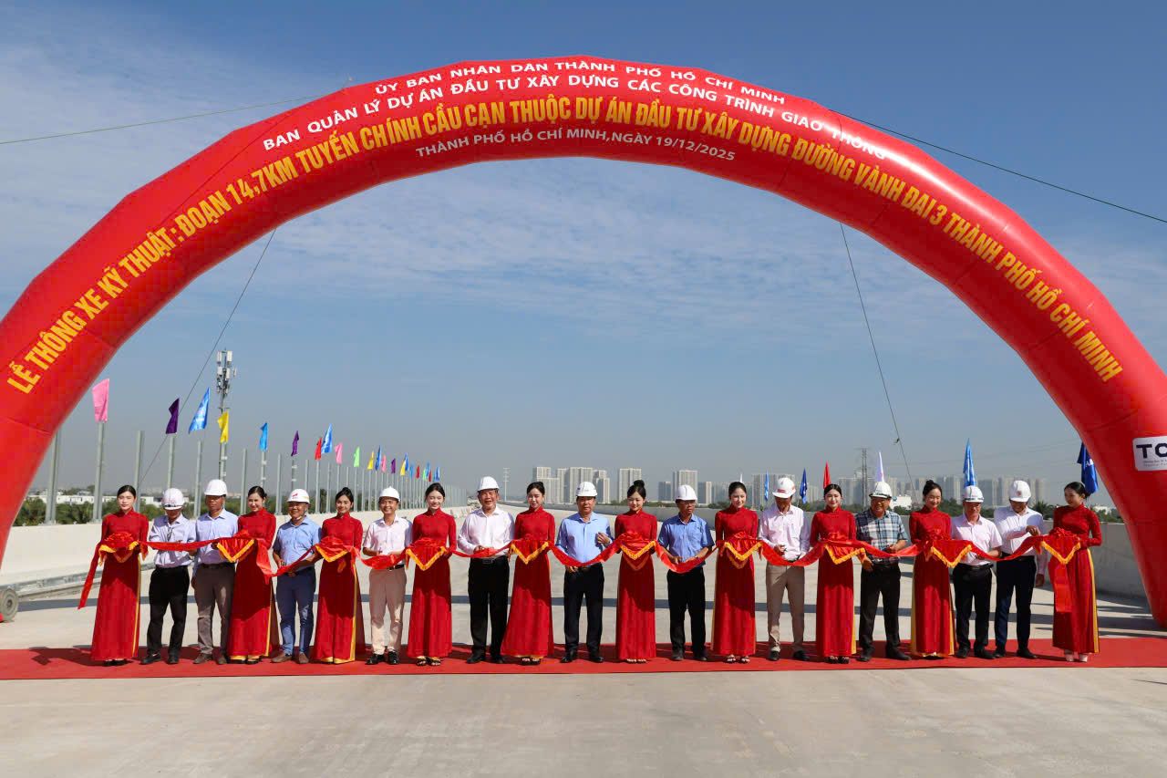 Thong xe ky thuat gan 15 km doan cau can du an Vanh dai 3 TPHCM. Anh: Anh Tu