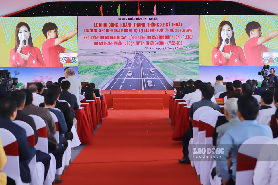 Quang canh buoi le khoi cong cao toc. Anh: Hoai Phuong