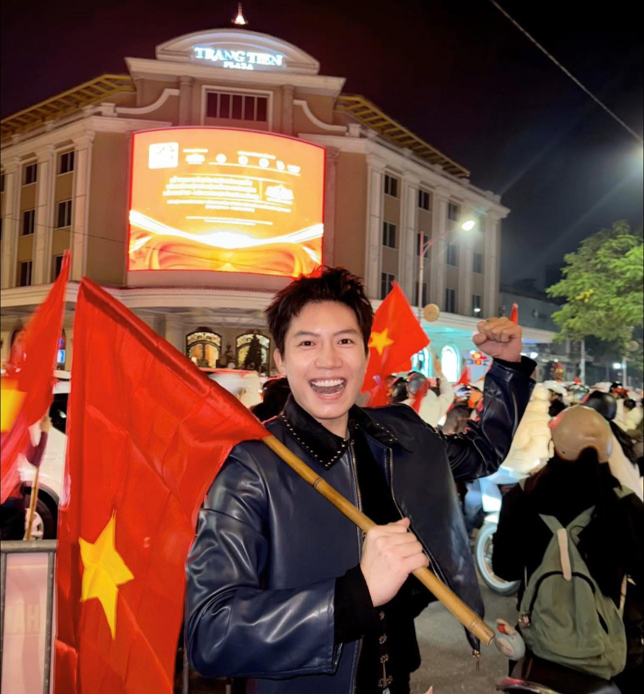 Ca si Anh Tu hoa cung dong nguoi an mung chien thang. Anh cat tu clip