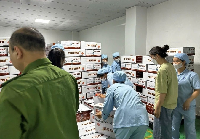 Cơ quan chức năng khám xét tại một kho hàng sữa giả của Z Holding. Ảnh: Công an cung cấp