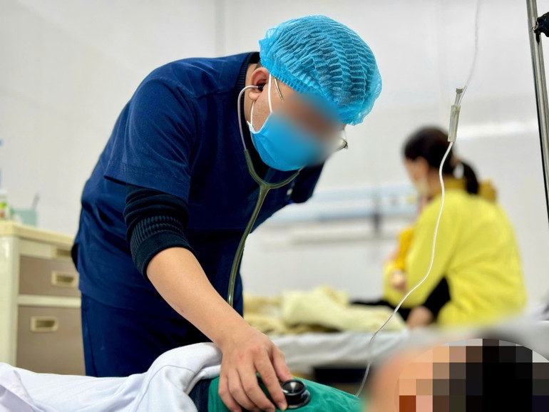 Nearly 12 out of every 100 child workers have health problems. In the photo is a doctor examining a child. Photo: BVCC