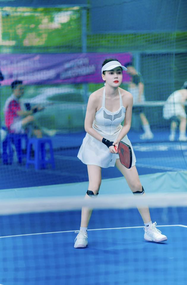 Dien vien Huyen Trang cham chi choi pickleball. Anh: Nhan vat cung cap.