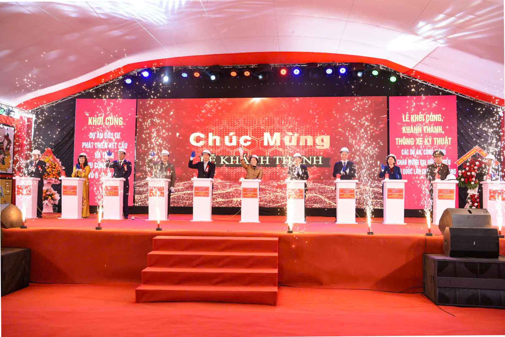 Delegates pressed the button to start the investment project to develop infrastructure of Que Vo II Industrial Park - Phase 2. Photo: Tran Tuan