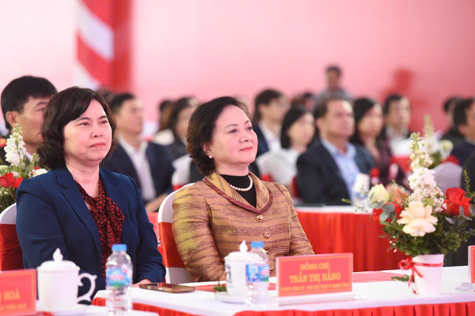 Pho Thu tuong Pham Thi Thanh Tra cung cac dai bieu du le khoi cong. Anh: Tran Tuan