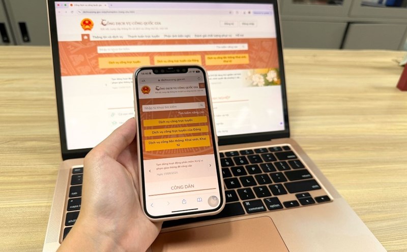Official: 55 banking procedures are carried out in the digital environment. Photo: Thanh Binh.