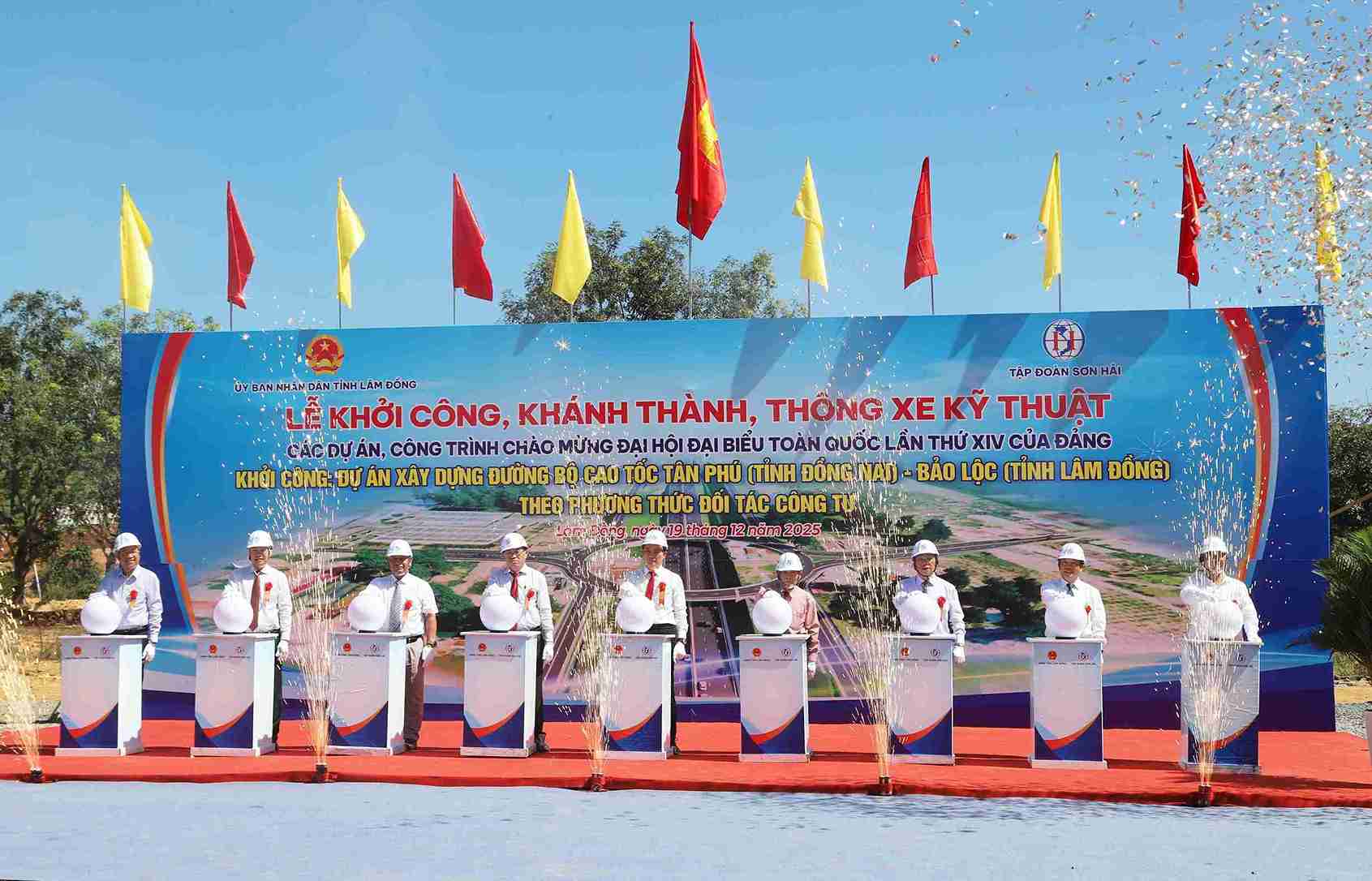 Lam Dong省の指導者と代表者が、タンフー-バオロック高速道路プロジェクトの着工式を執り行います。写真:Phuc Khanh