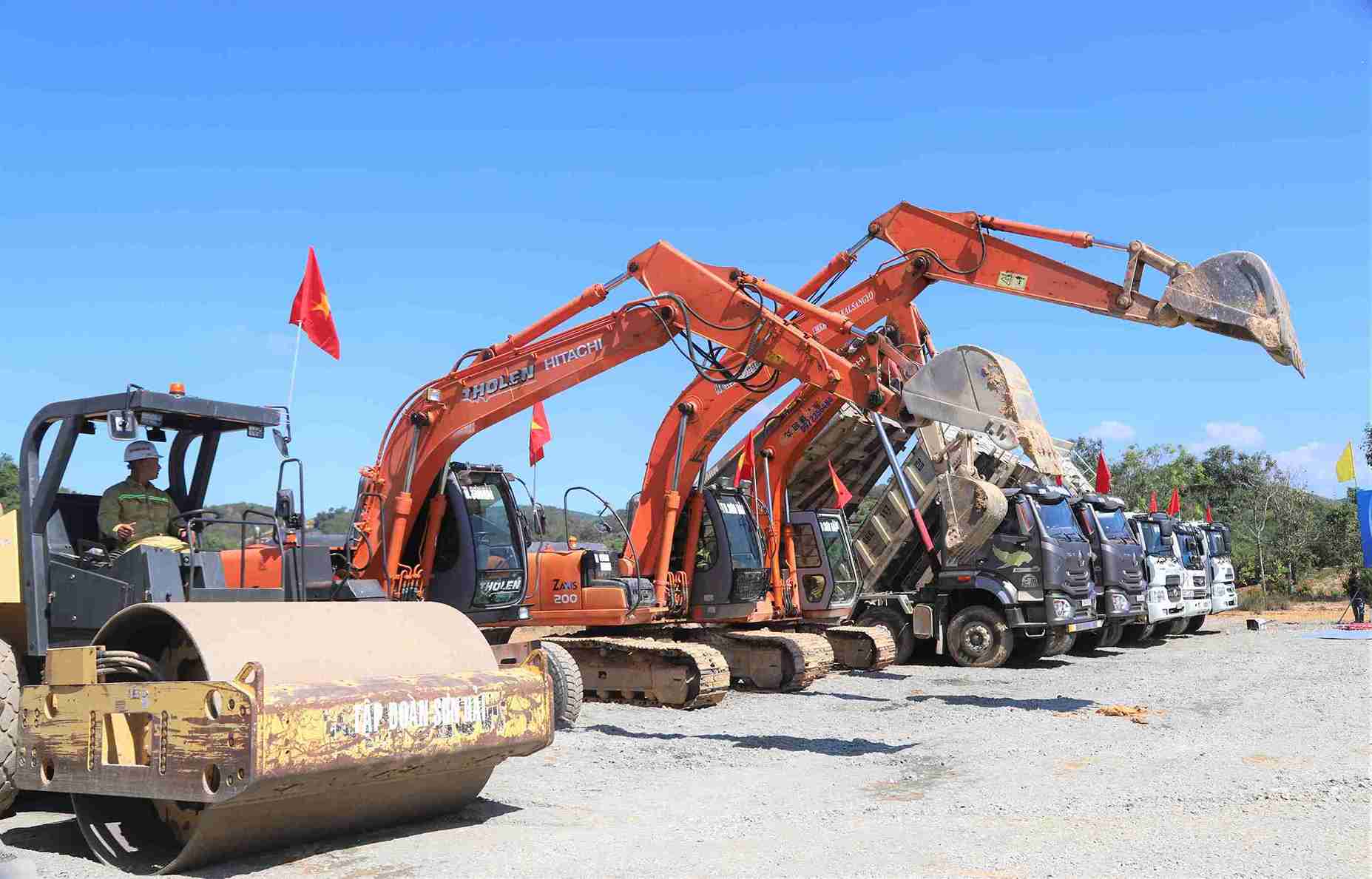 Phuong tien duoc chu dau tu chuan bi phuc vu khoi cong du an. Anh: Phuc Khanh 