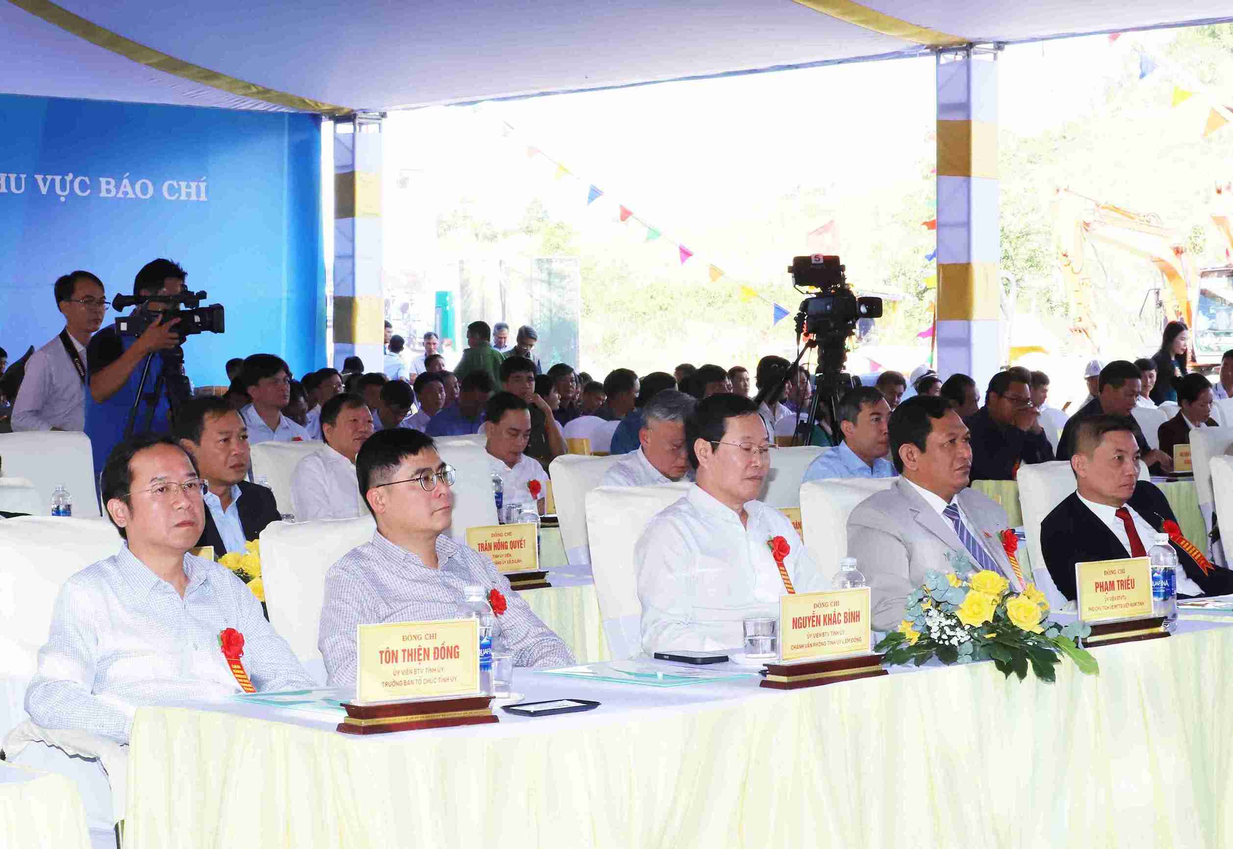 Cac dai bieu du le khoi cong. Anh: Phuc Khanh 