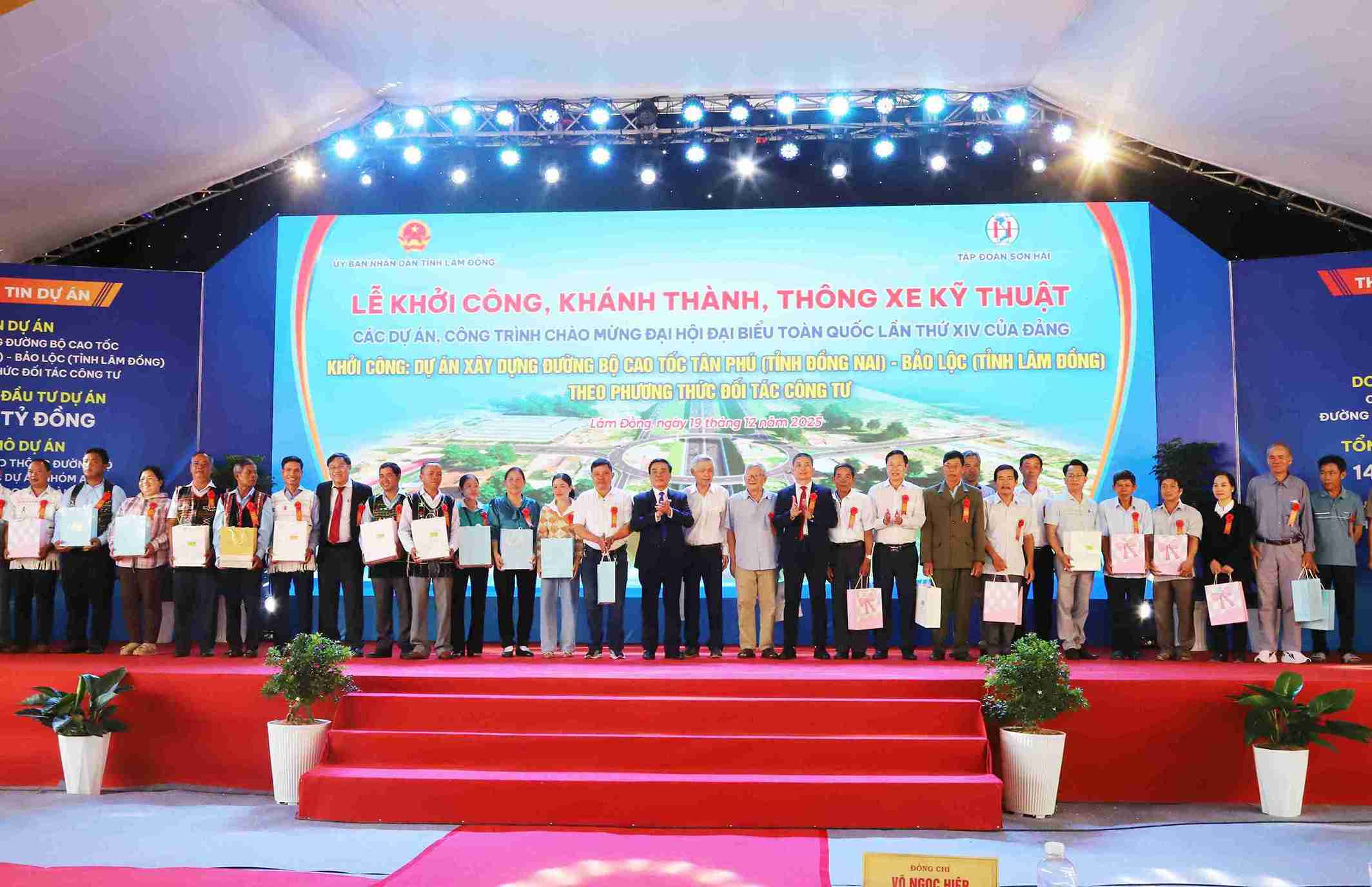 Lanh dao tinh Lam Dong va chu dau tu trao tang qua cho cac ho dan som ban giao mat bang cho du an. Anh: Phuc Khanh 