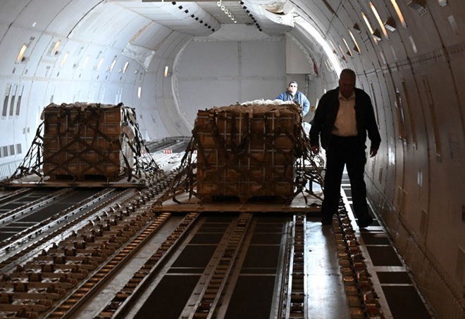 Boxes of US military equipment supporting Ukraine are being loaded onto transport aircraft in 2022. Photo: AFP