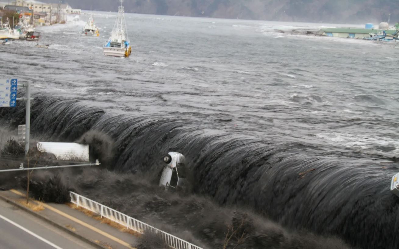 Saigon waves caused by an earthquake break the breakwater in Miyako, Japan, on March 11, 2011. Photo: Miyako Government