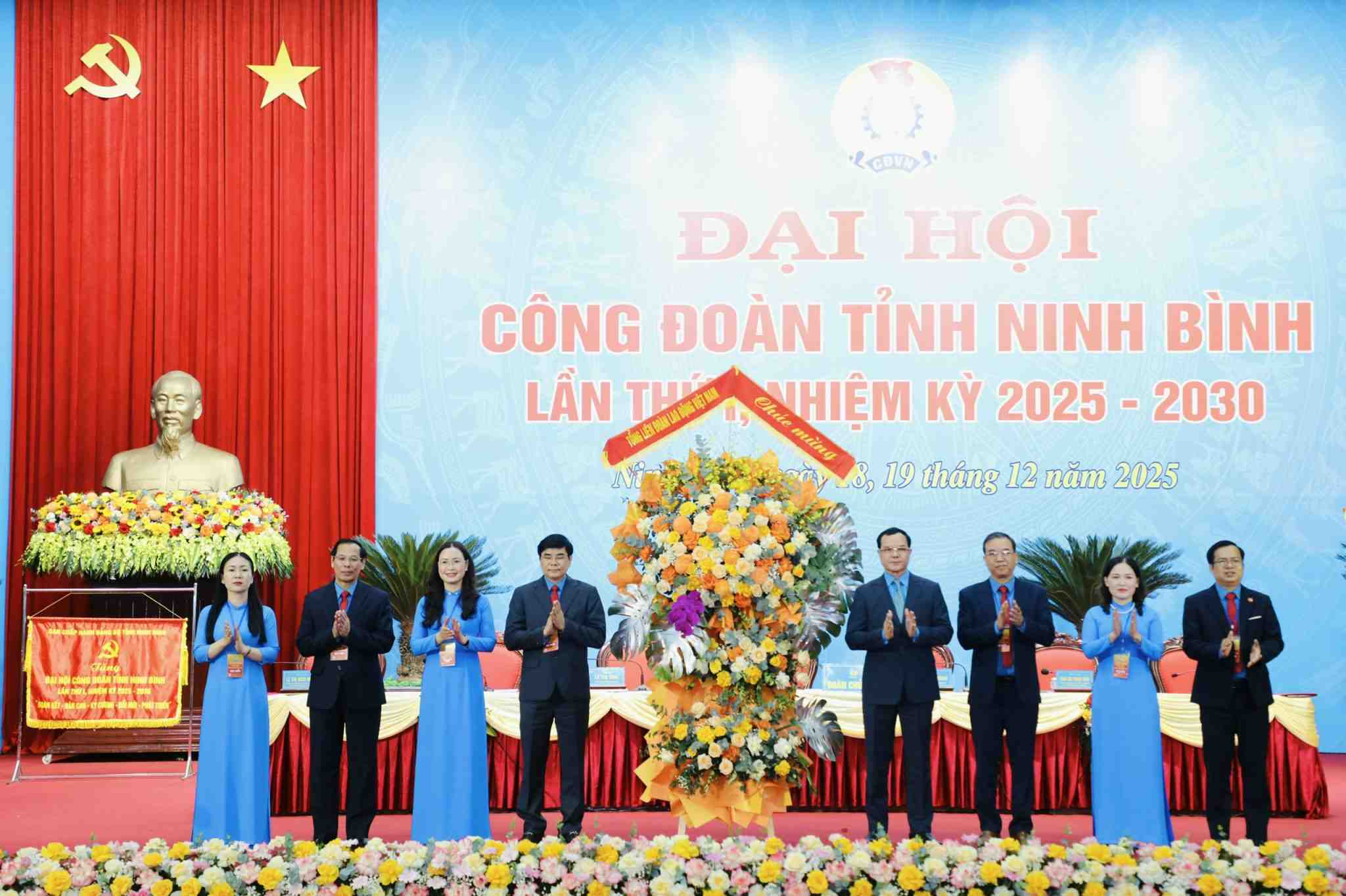 Chu tich Tong LDLD Viet Nam Nguyen Dinh Khang tang hoa chuc mung Dai hoi. Anh: Nguyen Truong