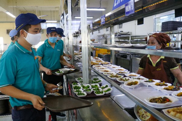 The Nissei Electric Vietnam Company's Trade Union sets a target of having 100% of employees access to the trade union welfare program in the 2025 - 2030 period. Photo: Duc Long