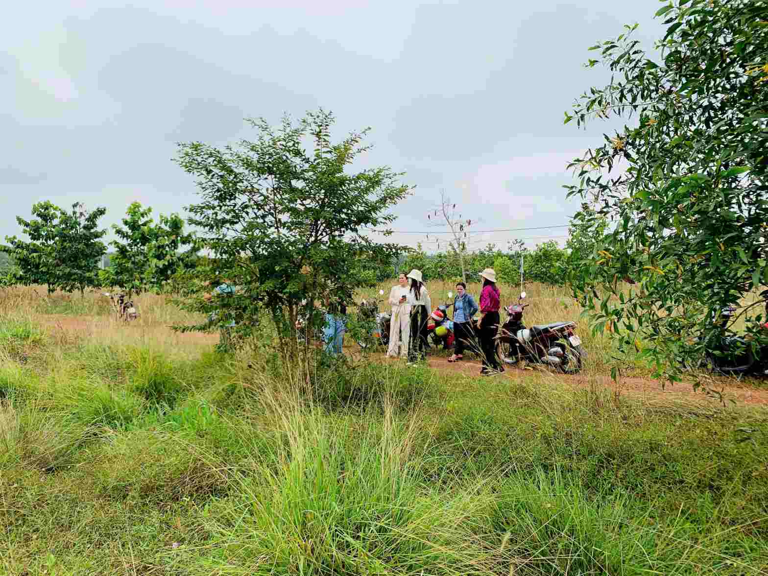 Nhiều người dân sập bẫy khi mua phải đất ở "dự án ma" tại TPHCM. Ảnh: Bạn đọc cung cấp