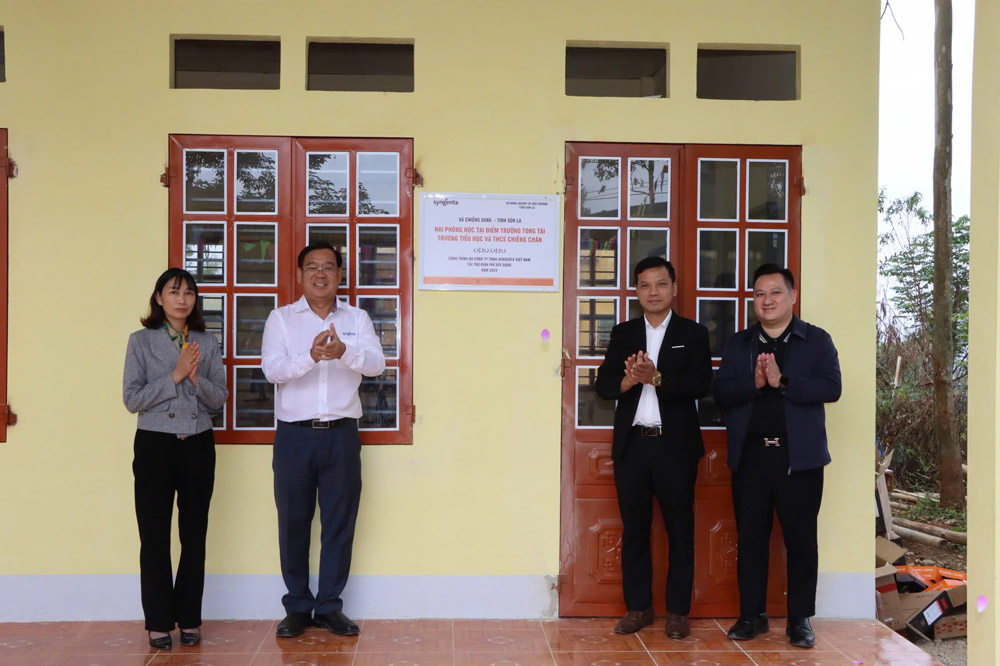 Leaders of the Department of Crop Production and Plant Protection, Chieng Sung Commune, Syngenta Vietnam, Principals of Chieng Sung Primary and Secondary School at two classrooms sponsored by the Syngenta Shelter program. Photo: Provided by the enterprise