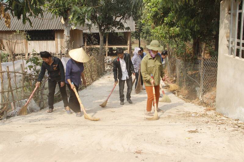Nguoi dan tieu khu Muong Vat, xa Yen Chau don ve sinh duong ngo xom. Anh: Truong Son