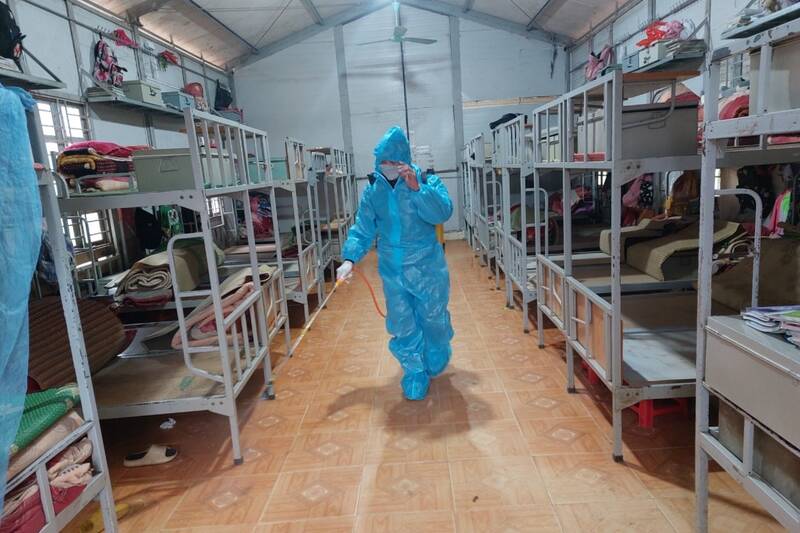 Can bo y te xa Yen Chau phun khu trung tieu doc cho truong noi tru. Anh: Truong Son