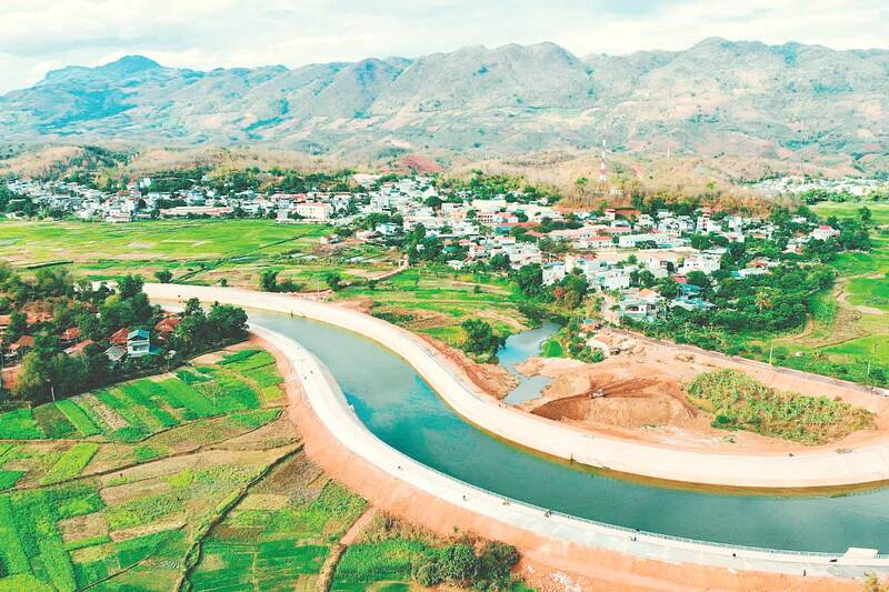 Cong trinh ke chong sat lo suoi Vat, xa Yen Chau gop phan tao canh quan moi truong va dam bao phat trien ben vung. Anh: Truong Son