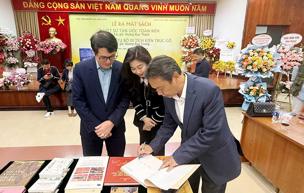 TS.KTS Hoang Dao Cuong ky tang sach. TS.KTS Hoang Dao Cuong hien giu vi tri Thu truong Bo Van hoa The thao va Du lich. Anh: Binh An