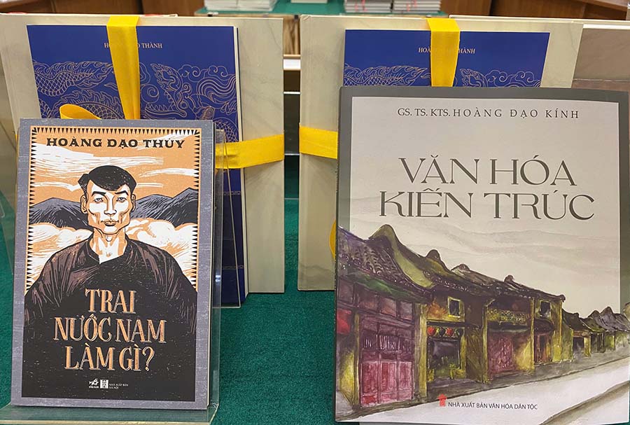 Valuable books written by the royal family for many generations were donated to the National Library of Vietnam. Photo: Mi Lan