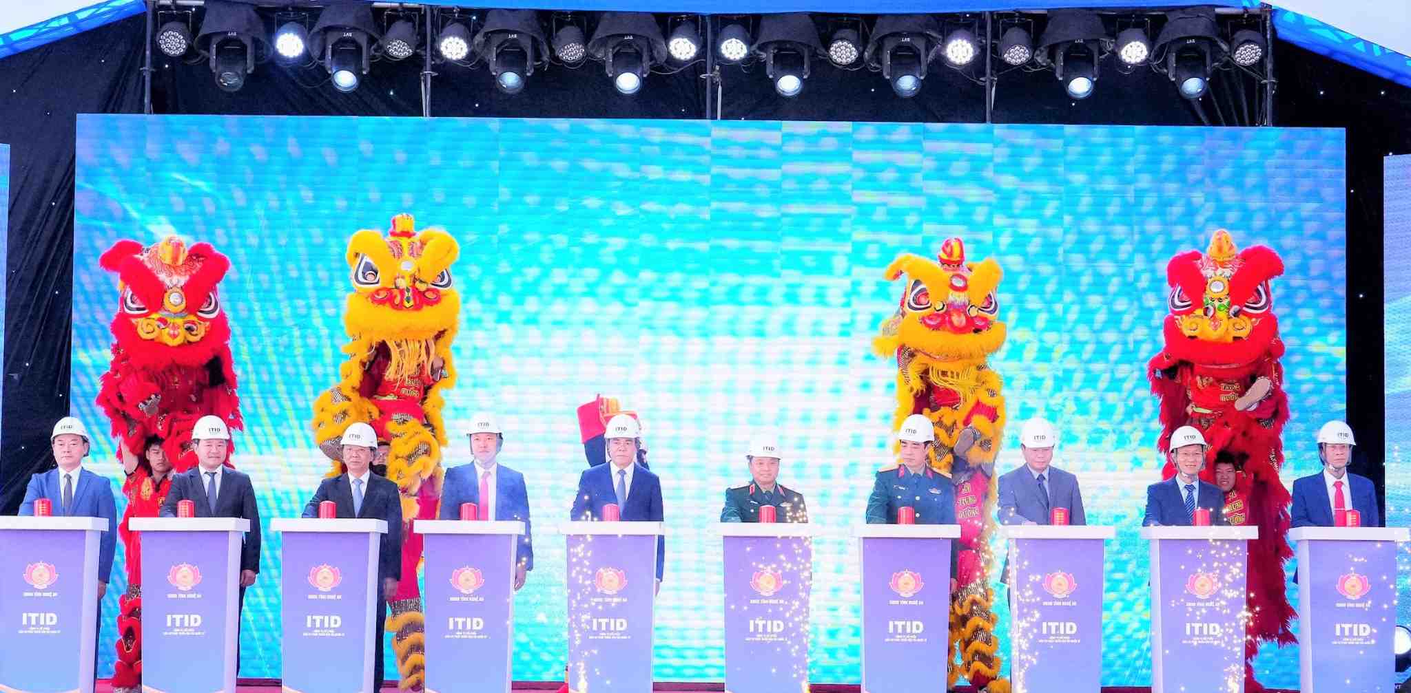 Cac dai bieu thuc hien nghi thuc khoi cong du an. Anh: Pham Bang