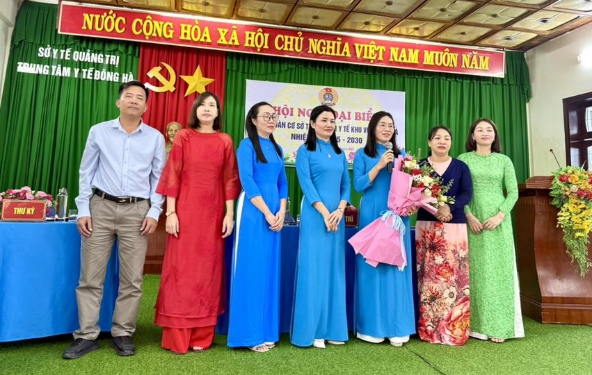 The grassroots trade union of Dong Ha Medical Center organized a grassroots trade union conference. Photo: Quang Tri Trade Union
