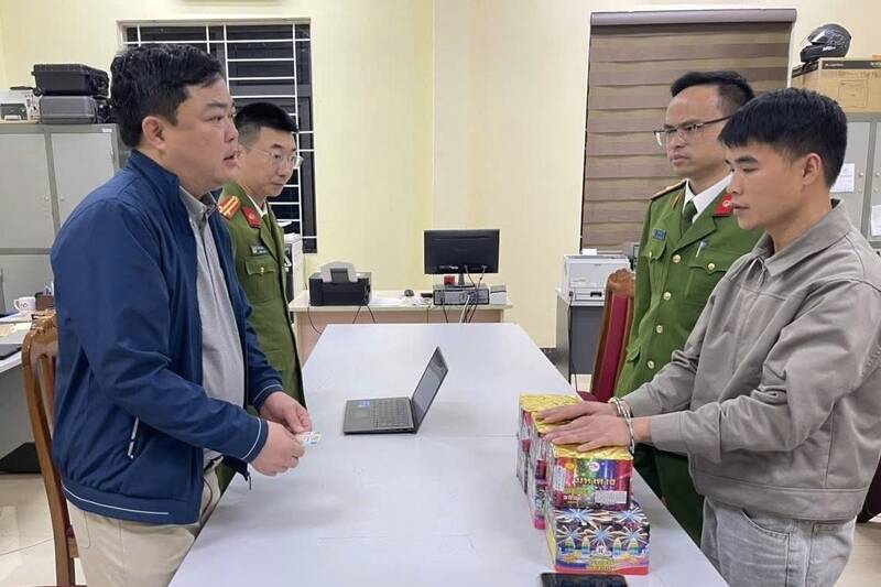 Một thanh niên ở Sơn La bị bắt do tàng trữ trái phép pháo nổ