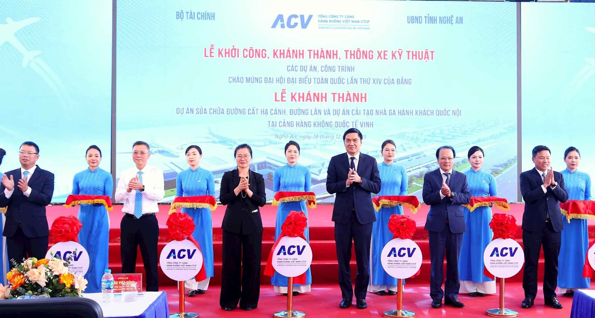 Cac dai bieu thuc hien nghi thuc khanh thanh cac hang muc nang cap san bay Vinh. Anh: Quang An