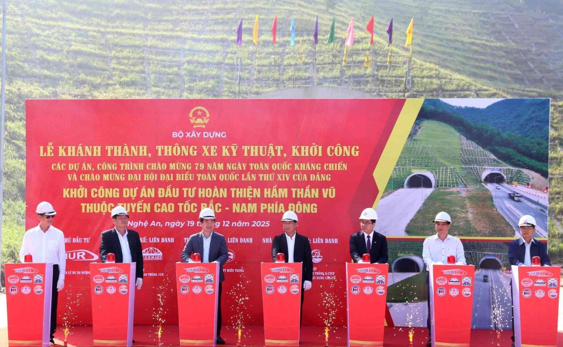 The groundbreaking ceremony for the Than Vu tunnel completion project on the North - South expressway. Photo: Xuan Hoang