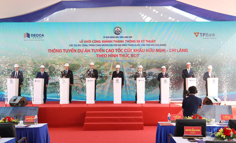 Dai bieu bam nut chinh thuc thong tuyen cao toc Huu Nghi - Chi Lang. Anh: Tri Dung