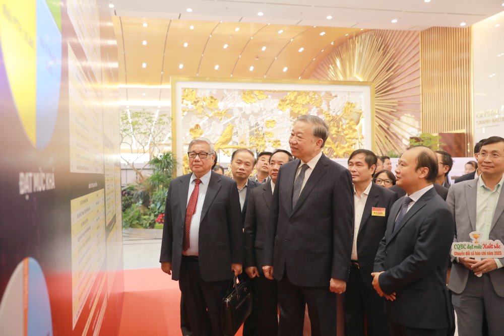 Tong Bi thu To Lam va cac lanh dao, nguyen lanh dao Dang, Nha nuoc tham quan khu danh gia muc do truong thanh chuyen doi so cua cac co quan bao chi. Anh: Tran Vuong