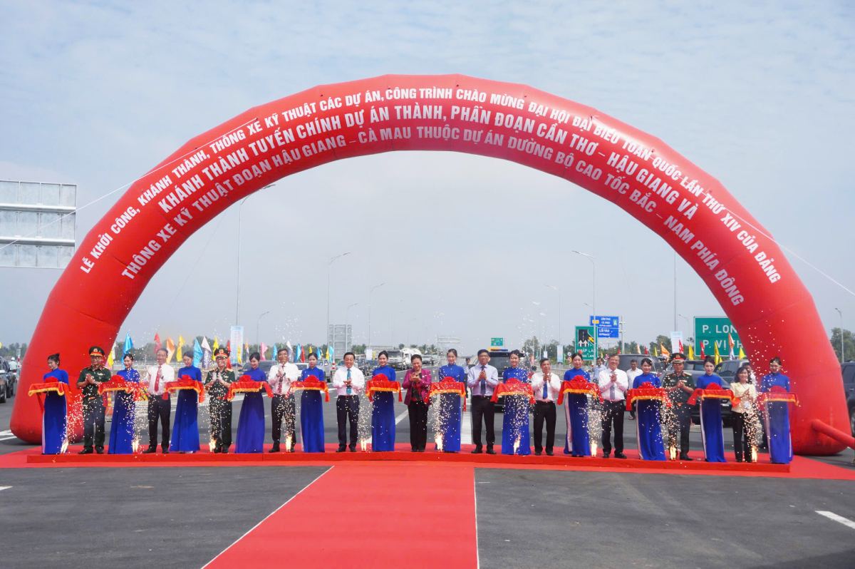 The ribbon cutting ceremony for the inauguration of the main component route of the Can Tho - Hau Giang section and the technical opening of the Hau Giang - Ca Mau section. Photo: Ta Quang