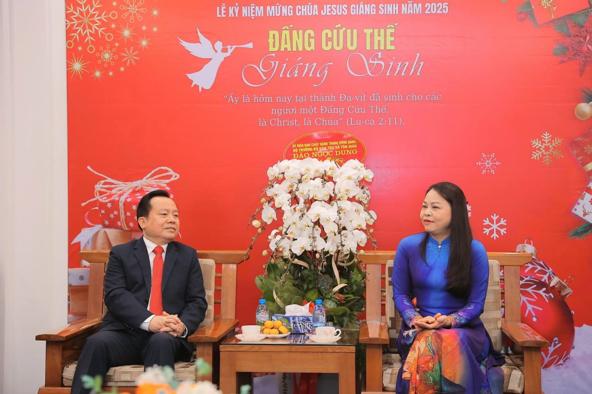 Member of the Party Central Committee, Vice President - General Secretary of the Central Committee of the Vietnam Fatherland Front Nguyen Thi Thu Ha visited and congratulated the Society of the Confederation of Labor (North). Photo: Hoai Nam
