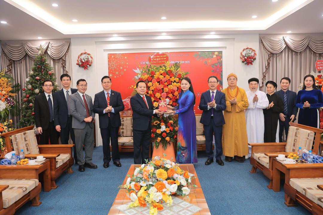 Uy vien Trung uong Dang, Pho Chu tich - Tong Thu ky Uy ban Trung uong MTTQ Viet Nam Nguyen Thi Thu Ha tang qua chuc mung Hoi thanh Tin Lanh (mien Bac). Anh: Hoai Nam 