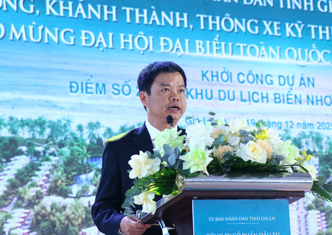 Pho Chu tich UBND tinh Gia Lai Nguyen Huu Que phat bieu tai le khoi cong an du trong diem. Anh: Thanh Tuan 