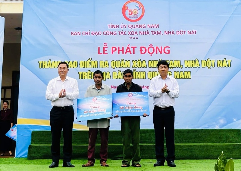 Quang Nam cu trao kinh phi ho tro va tham gia khoi cong xoa 2 nha tam tai huyen Bac Tra My. Anh: Truong An