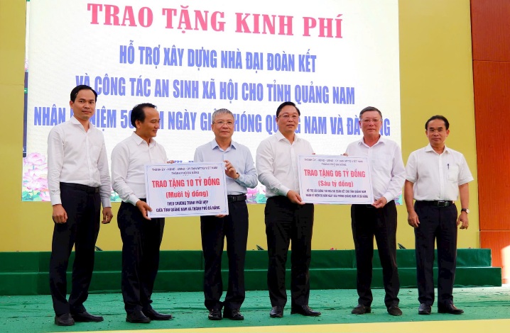 Thang 3 vua qua, lanh dao Da Nang (cu) trao 16 ti dong ho tro Quang Nam (cu) xoa nha tam va xay nha Dai doan ket. Anh: Truong An