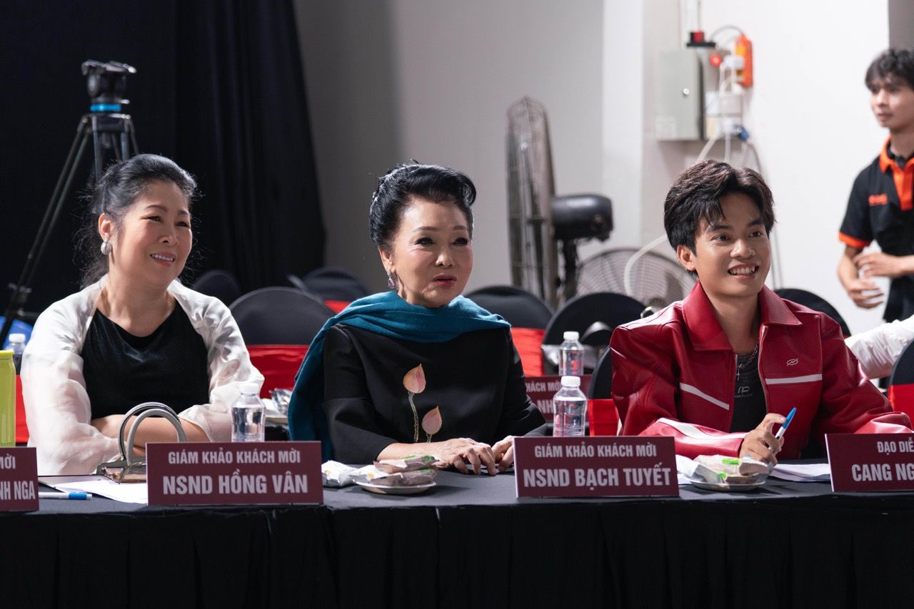People's Artist Bach Tuyet, Hong Van and director Cang Nguyen. Photo: Film crew.