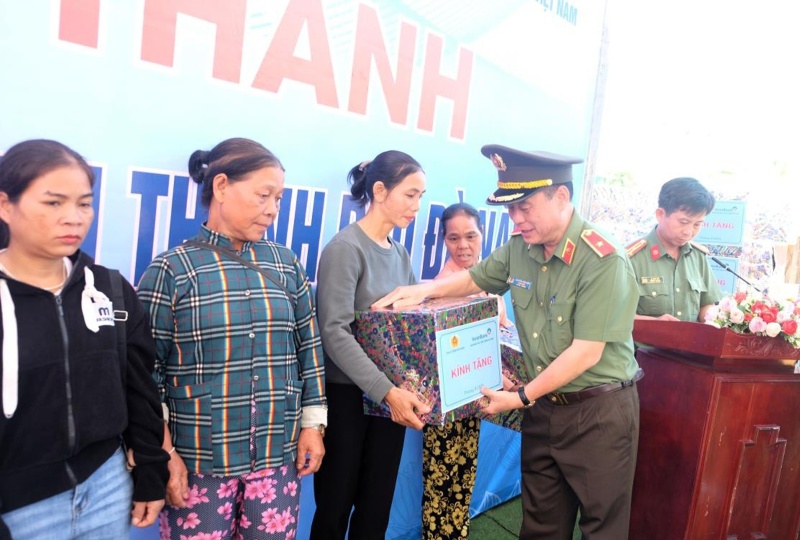 Lanh dao Cong an TP.Da Nang trao qua mung tan gia cho cac ho duoc ho tro nha. Anh: CACC