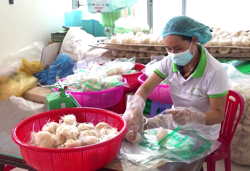 Banh trang le Dich Yen (Tien Phuoc) gap kho trong thu tuc cong nhan lai OCOP 4 sao. Anh: Hoang Bin.