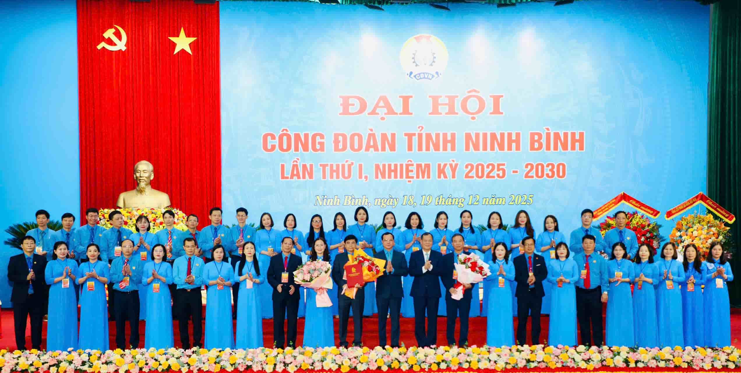 El Comite Ejecutivo de la Federacion Laboral de la provincia de Ninh Binh para el mandato 2025 - 2030 esta designado para 45 personas. Foto: Nguyen Truong