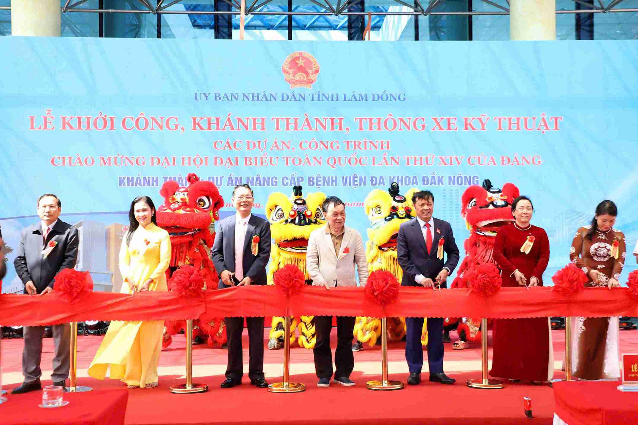 Cac dai bieu thuc hien nghi thuc cat bang khanh thanh du an. Anh: Phuc Khanh 