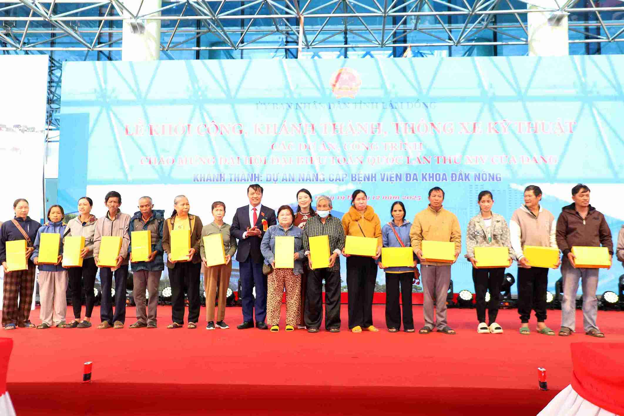 Lanh dao UBND tinh Lam Dong tang qua toi cac benh nhan co hoan canh kho khan dang dieu tri tai benh vien. Anh: Phuc Khanh 