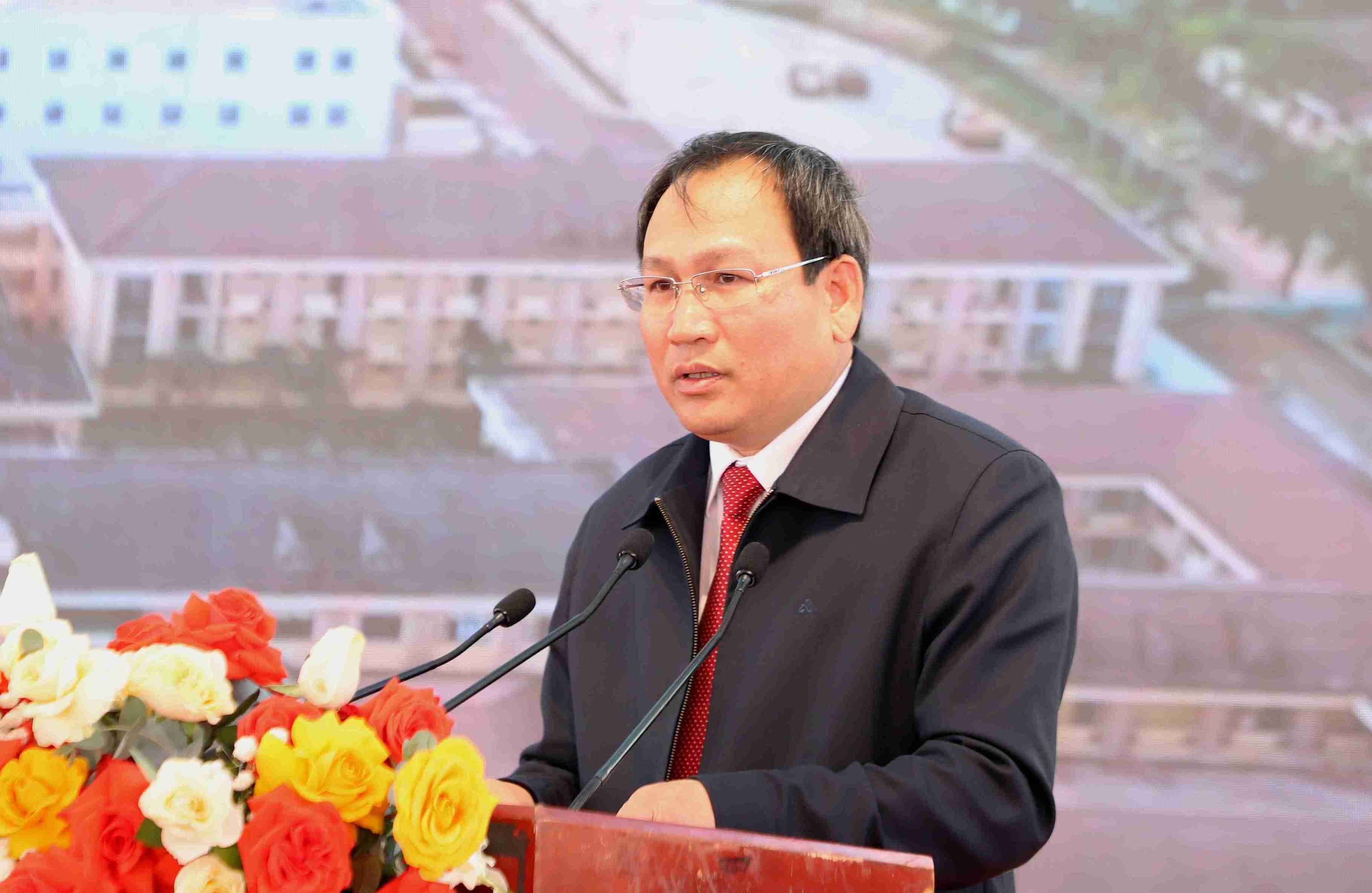 Giam doc Ban Quan ly du an dau tu xay dung so 3 Ha Sy Son bao cao tom tat quy mo, cong suat cua Benh vien Da khoa Dak Nong. Anh: Phuc Khanh 