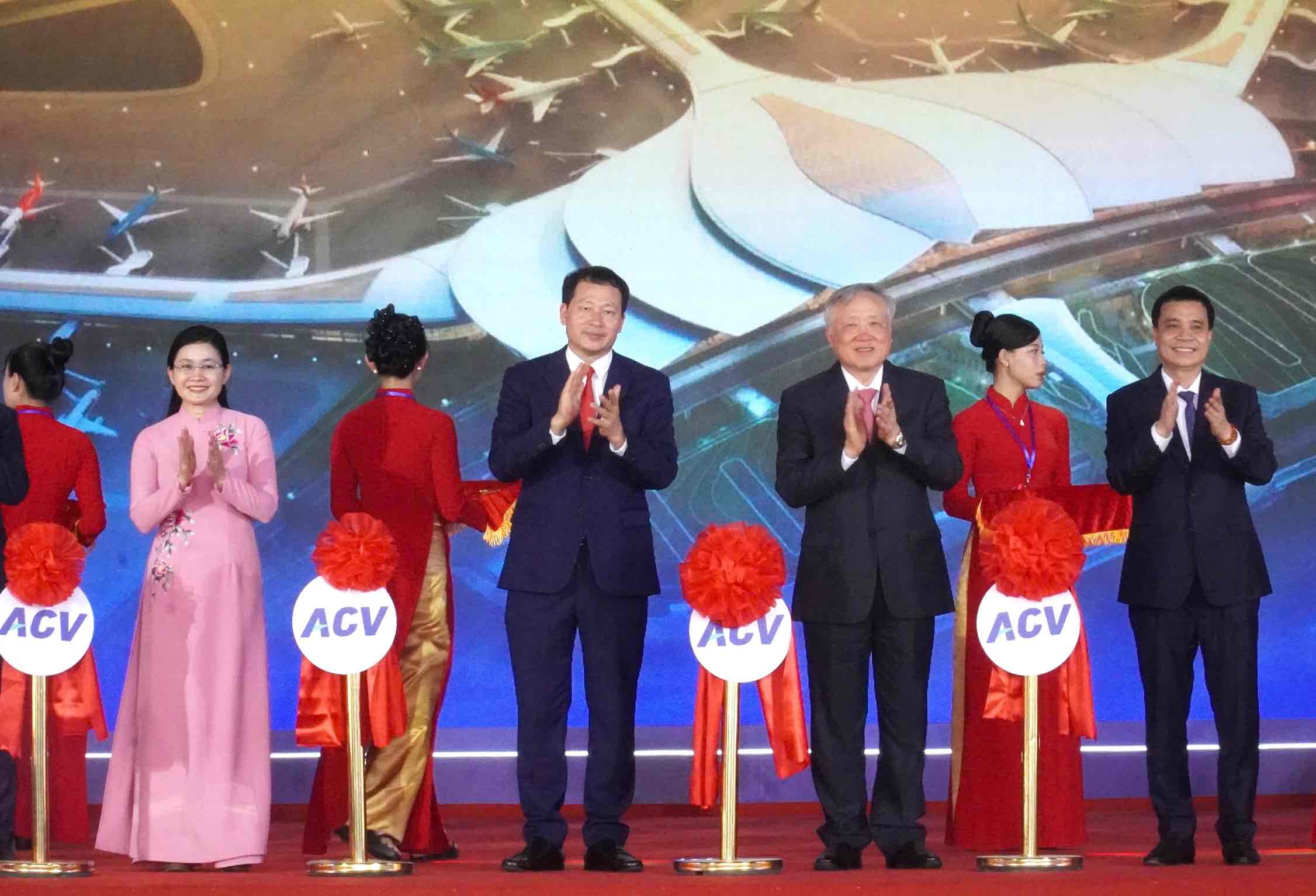 Uy vien Bo Chinh tri, Pho Thu tuong Thuong truc Chinh phu Nguyen Hoa Binh cat bang khanh thanh cac cong trinh khai chuong chuyen bay dau tien tai san bay Long Thanh. Anh: HAC