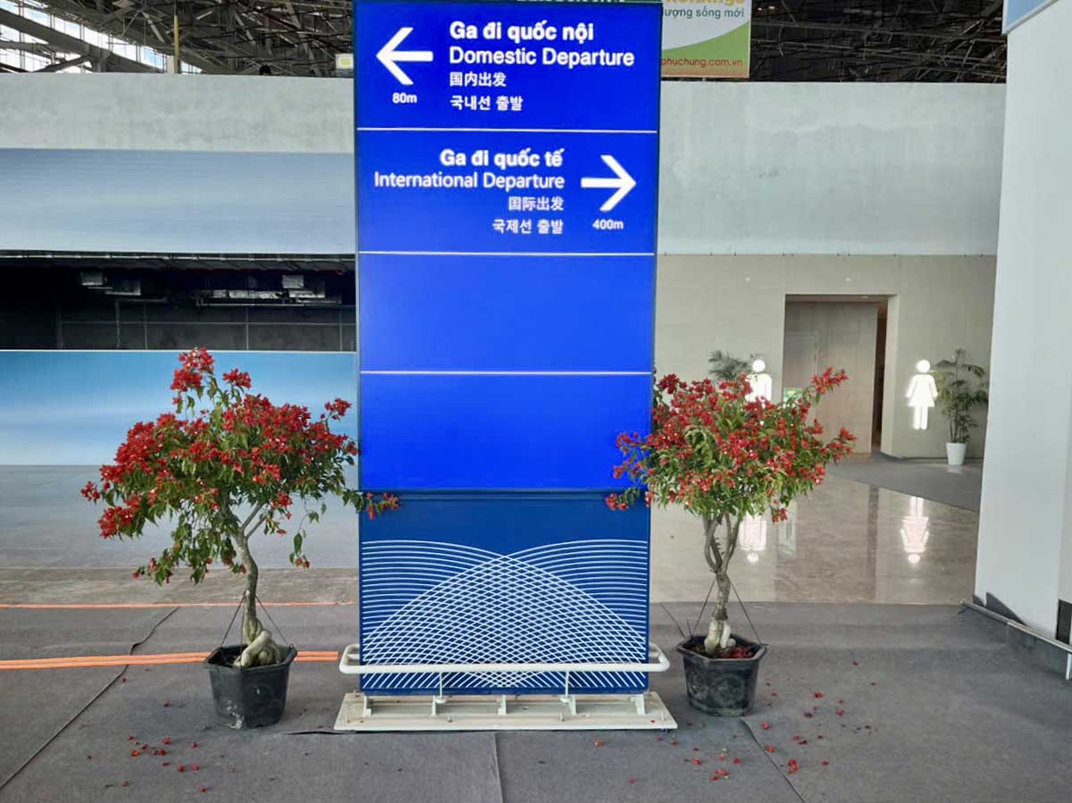 Dac biet, he thong bang chi dan trong nha ga duoc lap dat dong bo bang 4 thu tieng gom tieng Viet, Anh, Han va Trung, giup hanh khach trong nuoc va quoc te de dang quan sat, tiep can thong tin. Anh: HAC