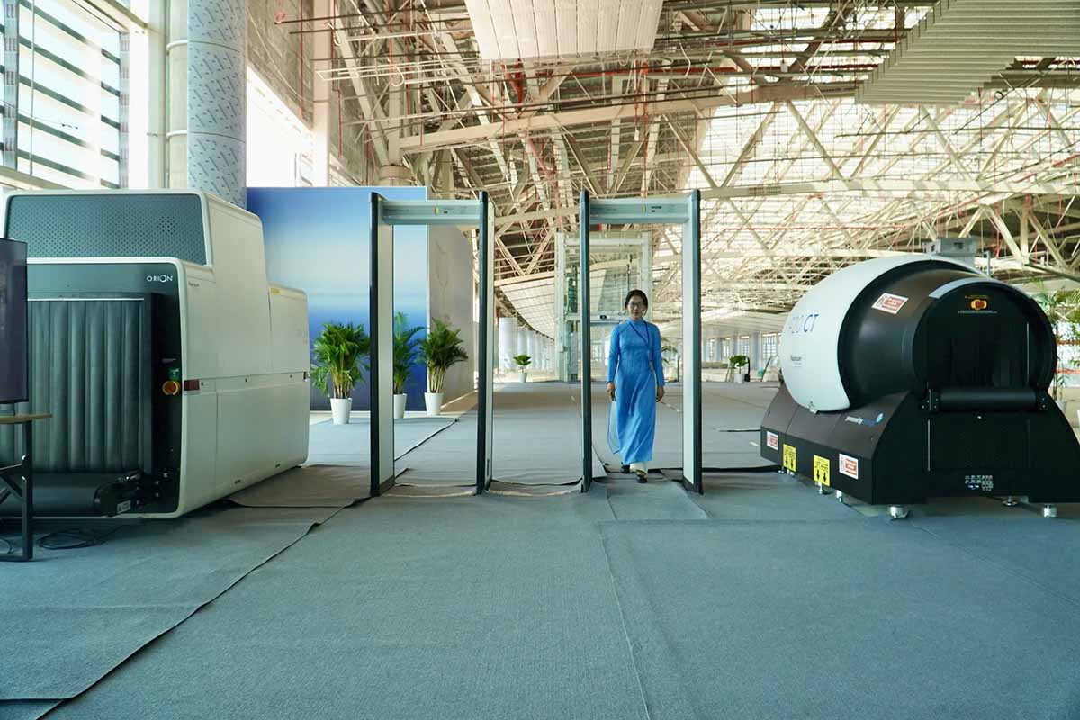 Khu vuc cong kiem tra an ninh, loi vao cua len tau bay duoc bo tri hop ly, san sang cho viec khai thac.