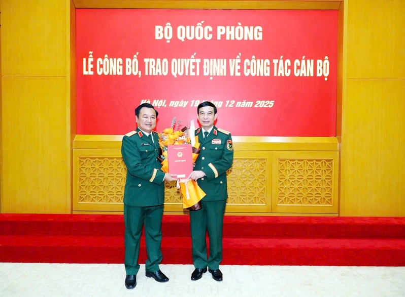 Dai tuong Phan Van Giang trao Quyet dinh va tang hoa chuc mung Trung tuong Tran Vinh Ngoc, Bi thu Dang uy, Chinh uy Quan khu 7.