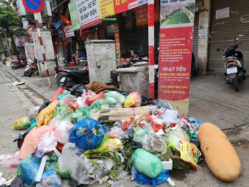 Biển cấm đổ rác biến thành điểm tập kết rác ở Hà Nội. Ảnh: Minh Hạnh 